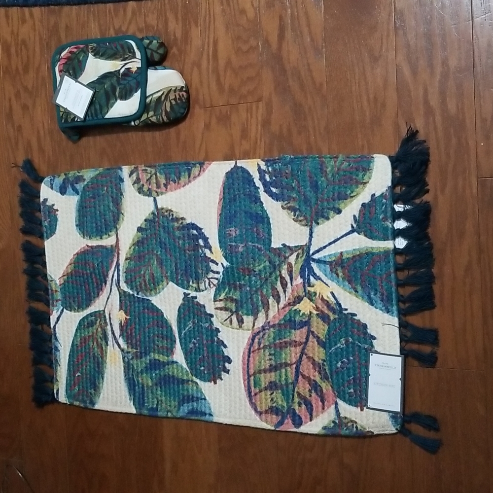 NEW! Kitchen Rug and mitt set NWT
